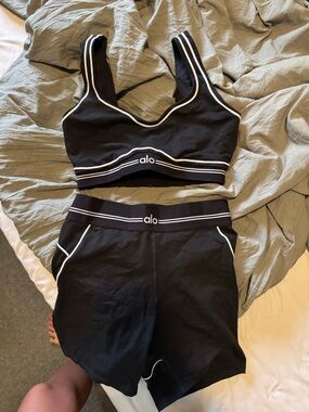women’s alo yoga Black Sports Bra & High-Waist  biker shorts Set